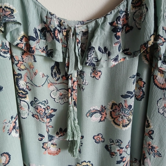 Maurices Floral Ruffle Trim Cold Shoulder Top Size XXL - Picture 4 of 13